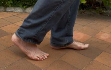 Des pieds de personne âgée qui ont vécues et qui méritent des soins de réflexologie peut-être à domicile